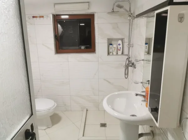 Tirane, jepet me qera apartament 1+1+Ballkon Kati 5, 65 m² 500 € (Ministria e drejtesise)
