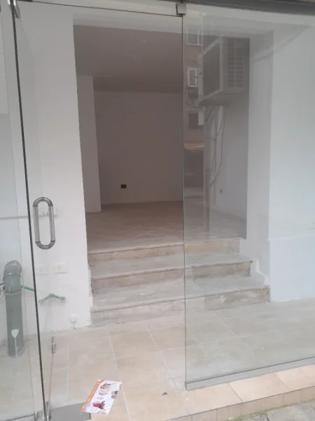 Tirane, jepet me qera Kati 0, 20 m² (Liceu,drejtoria e higjenës)