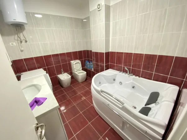 Tirane, jepet me qera apartament 2+1 Kati 3, 136 m²