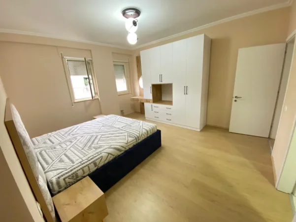 Tirane, jepet me qera apartament 2+1 Kati 3, 136 m²