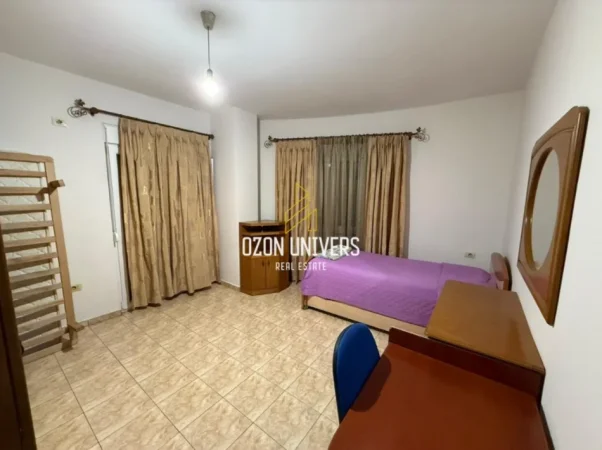Tirane, jepet me qera apartament 2+1+Ballkon Kati 2, 120 m² 550 € (Rruga Bill Klinton)
