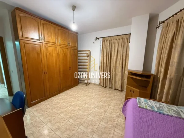 Tirane, jepet me qera apartament 2+1+Ballkon Kati 2, 120 m² 550 € (Rruga Bill Klinton)