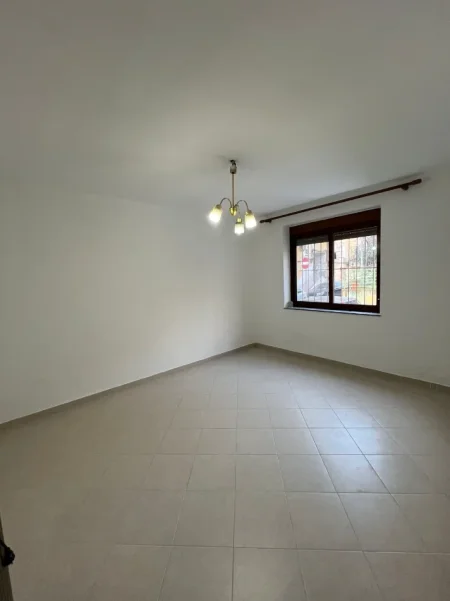 Tirane, jepet me qera zyre , 80 m² 950 € (21 Dhjetori)