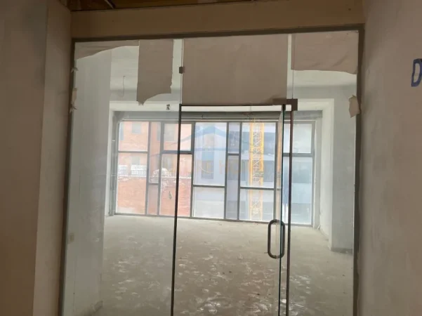 Tirane, shitet dyqan Kati 1, 69 m² (Paskuqan)