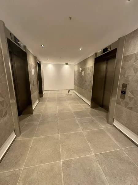 Tirane, jepet me qera zyre Kati 1, 875 m² 35.000 € (AIR ALBANIA)