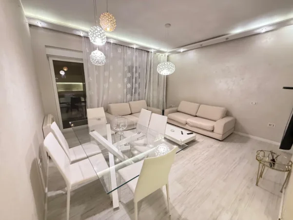 Tirane, jepet me qera apartament 2+1 Kati 3, 95 m² 700 € 