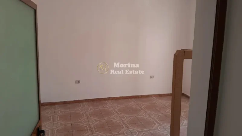 Tirane, jepet me qera Vile 4+1 Kati 2, 160 m² 450 € (Astir)