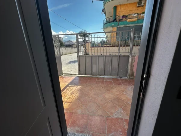 Vlore, jepet me qera apartament 1+1 Kati 1, 50 m² 200 € (Rruga Enver Jaho, Vlore)