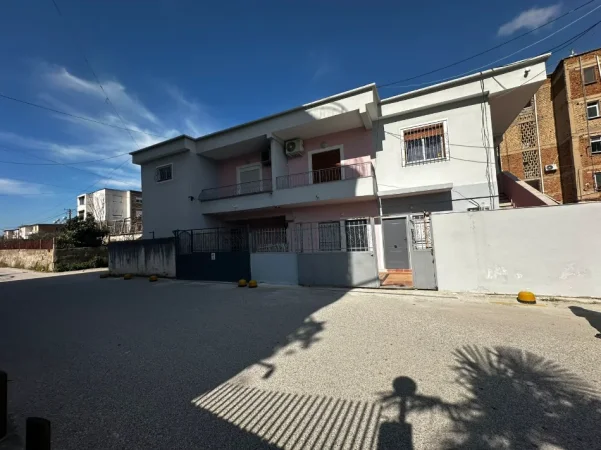 Vlore, jepet me qera apartament 1+1 Kati 1, 50 m² 200 € (Rruga Enver Jaho, Vlore)