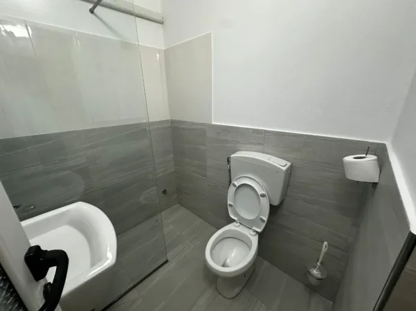 Vlore, jepet me qera apartament 1+1 Kati 1, 50 m² 200 € (Rruga Enver Jaho, Vlore)