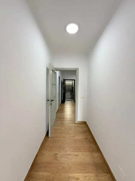 Tirane, jepet me qera apartament 2+1+Ballkon Kati 4, 109 m² 1.000 € (Blloku)