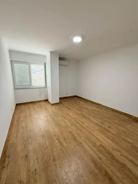 Tirane, jepet me qera apartament 2+1+Ballkon Kati 4, 109 m² 1.000 € (Blloku)