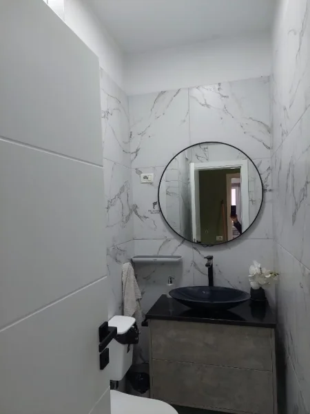 Tirane, jepet me qera apartament 3+1 Kati 2, 125 m² 1.000 € (SELVIA)