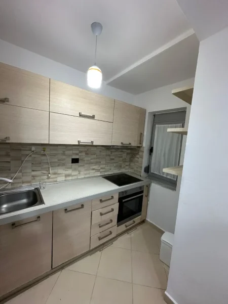 Tirane, jepet me qera apartament 2+1 Kati 2, 500 € (PEDIATRIA)