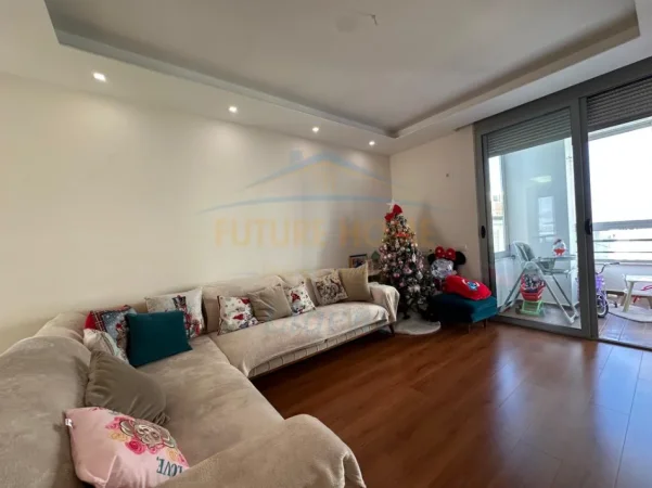Tirane, jepet me qera apartament 2+1+Ballkon Kati 5, 94 m² 750 € (Liqeni Thate)