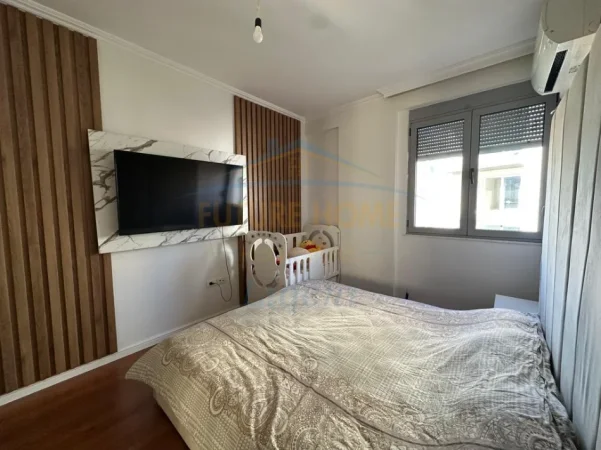 Tirane, jepet me qera apartament 2+1+Ballkon Kati 5, 94 m² 750 € (Liqeni Thate)