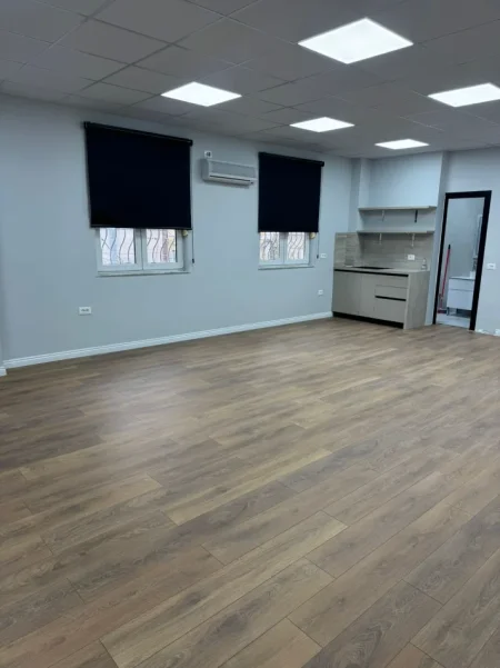 Tirane, jepet me qera zyre Kati 2, 89 m² 950 €