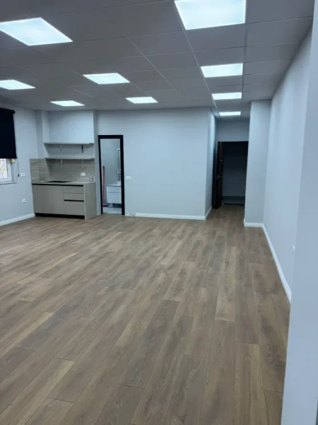 Tirane, jepet me qera zyre Kati 2, 89 m² 950 €