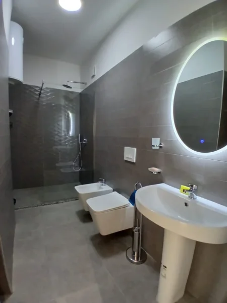 Tirane, jepet me qera apartament 2+1 Kati 4, 100 m² 1.000 € (Zogu i Zi)