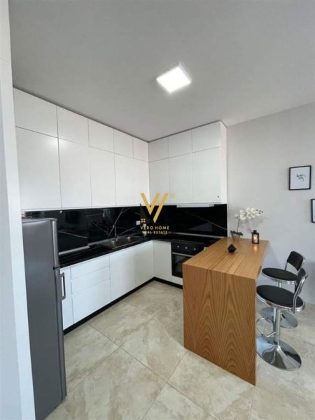 Tirane, jepet me qera apartament 1+1+BLK Kati 7, 70 m² 600 Euro (KOMUNA E PARISIT)