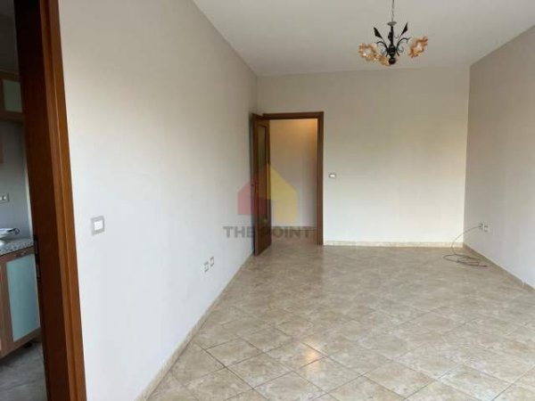 Tirane, jepet me qera ambjent biznesi Kati 2, 130 m² 550 Euro (Liqeni i Thate)