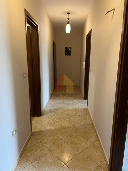 Tirane, jepet me qera ambjent biznesi Kati 2, 130 m² 550 Euro (Liqeni i Thate)