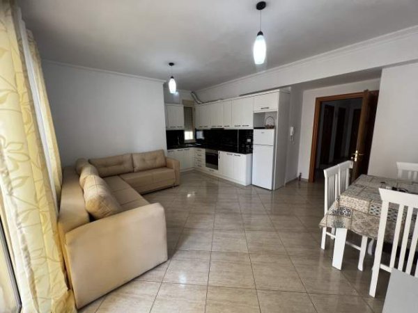 Fier, jepet me qera Penthouse Kati 3, 110 m² 280 Euro (Buze rruge, Pedonale)