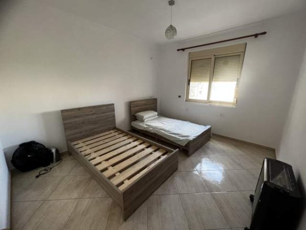Fier, jepet me qera Penthouse Kati 3, 110 m² 280 Euro (Buze rruge, Pedonale)