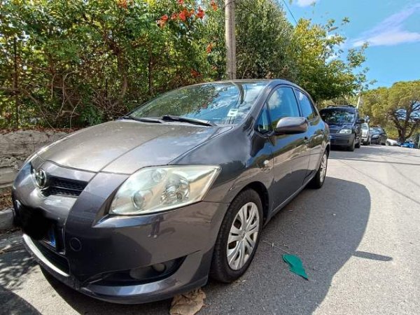 Tirane, shitet makine Toyota Auris Viti 2007, 6.400 Euro