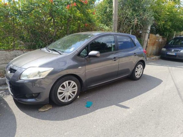 Tirane, shitet makine Toyota Auris Viti 2007, 6.400 Euro