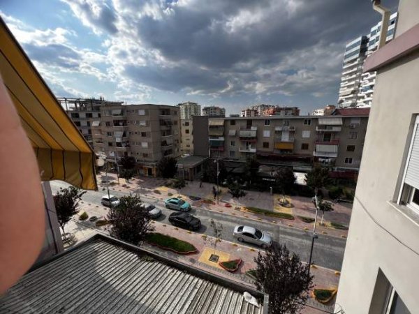 Fier, jepet me qera Penthouse Kati 3, 110 m² 280 Euro (Buze rruge, Pedonale)