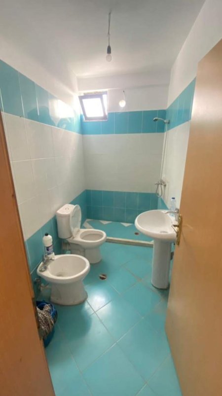 Tirane, jepet me qera apartament 1+1 Kati 8, 400 Euro(Rruga Enver Birko)