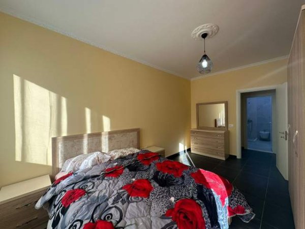 Tirane, jepet me qera apartament Kati 4, 139 m² 600 Euro (Tre deshmoret)