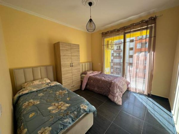 Tirane, jepet me qera apartament Kati 4, 139 m² 600 Euro (Tre deshmoret)
