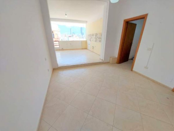 Tirane, shitet 2+1+A+BLK 137 m² 165.000 Euro (Rruge Kavajes, perballe me Polikliniken nr.9)