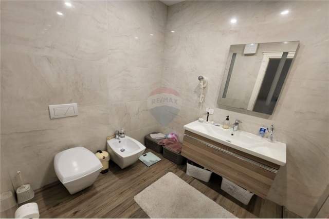 Tirane, jepet me qera apartament 2+1 Kati 6, 950 Euro