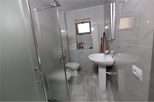 Tirane, jepet me qera 3+1 500 Euro