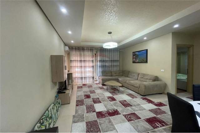 Tirane, jepet me qera apartament 1+1 600 Euro