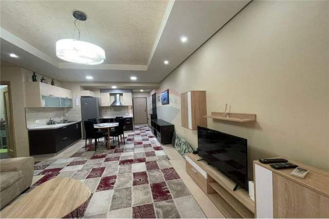 Tirane, jepet me qera apartament 1+1 600 Euro