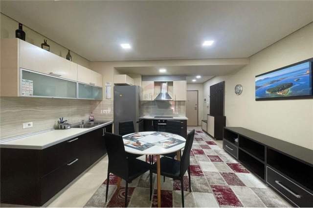 Tirane, jepet me qera apartament 1+1 600 Euro