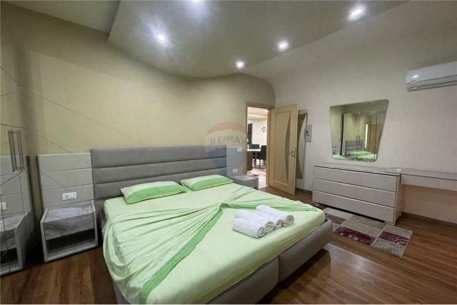 Tirane, jepet me qera apartament 1+1 600 Euro