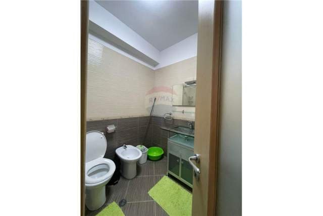 Tirane, jepet me qera apartament 1+1 600 Euro