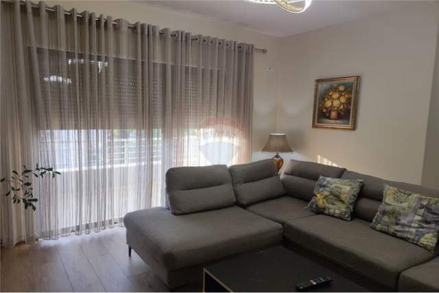 Tirane, jepet me qera apartament 2+1 500 Euro