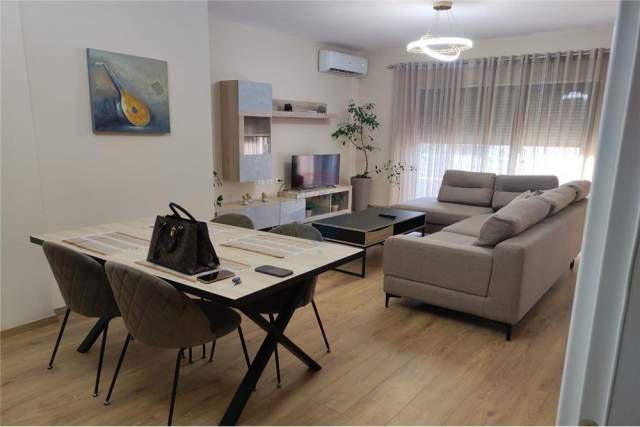 Tirane, jepet me qera apartament 2+1 500 Euro
