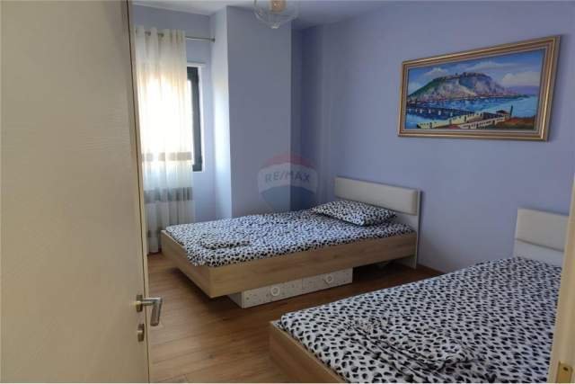 Tirane, jepet me qera apartament 2+1 500 Euro