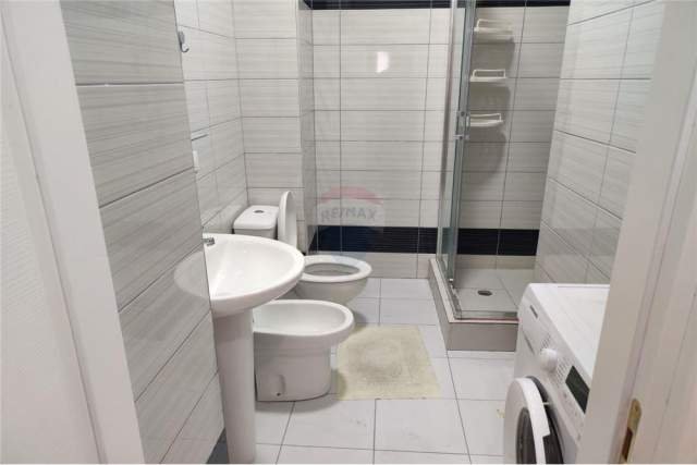 Tirane, jepet me qera apartament 2+1 500 Euro