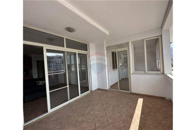 Tirane, jepet me qera apartament 2+1 Kati 7, 450 Euro
