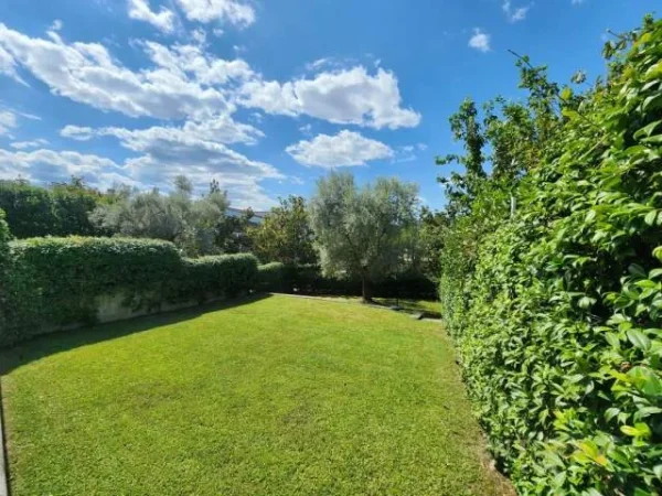 Tirane, jepet me qera Vile 2 Katshe Kati 2, 433 m² 2.800 Euro (Teg)