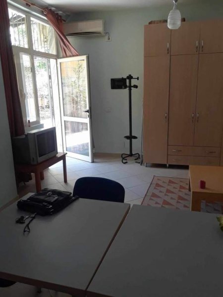 Tirane, jepet me qera garsonier 1+1 Kati 0, 45 m² 250 Euro (Rruga “Xhezmi Delli”, Tirane)