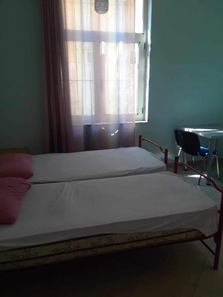 Tirane, jepet me qera garsonier 1+1 Kati 0, 45 m² 250 Euro (Rruga “Xhezmi Delli”, Tirane)